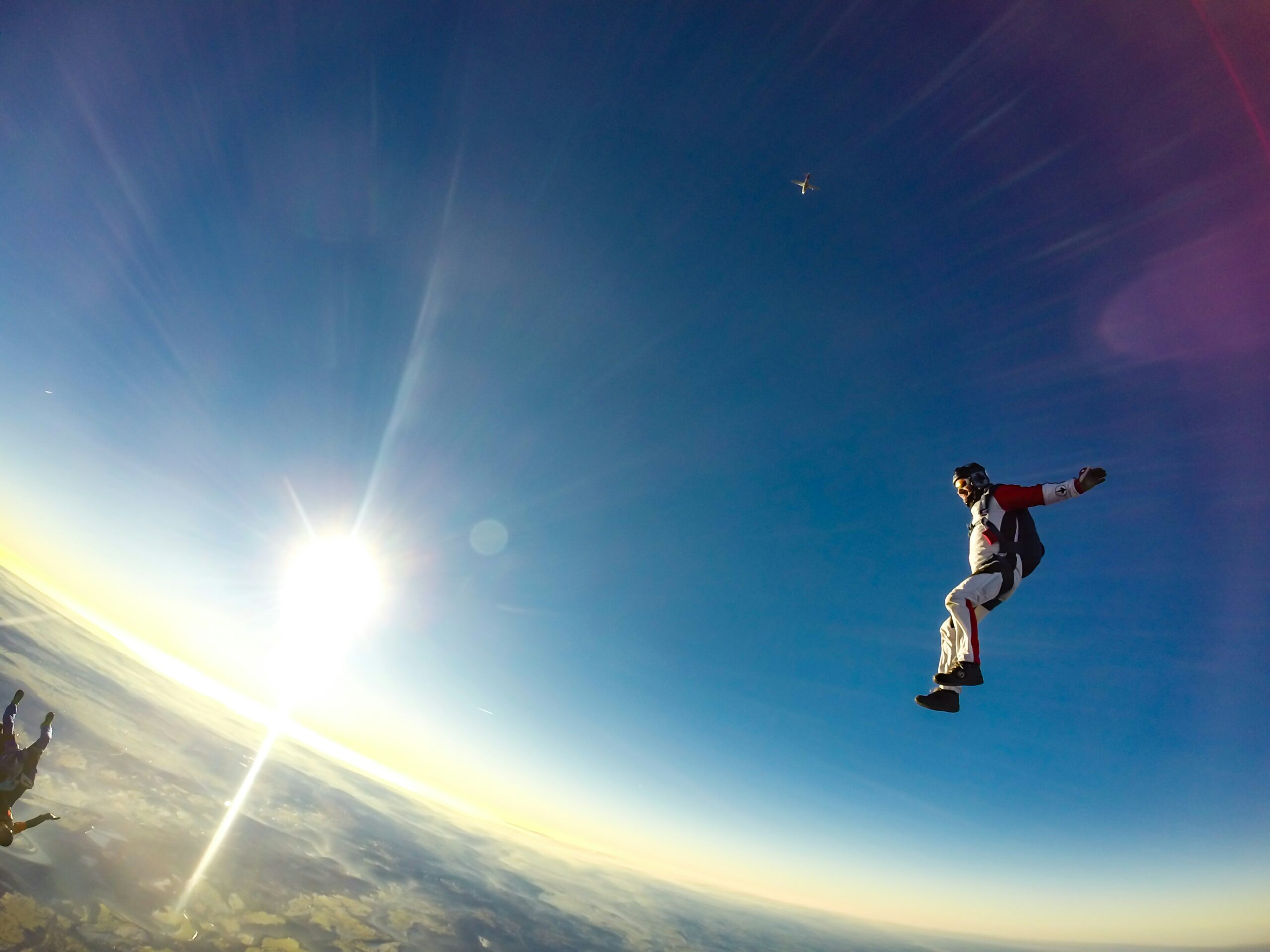 Skydiver u slobodnom padu, belly-to-earth poza